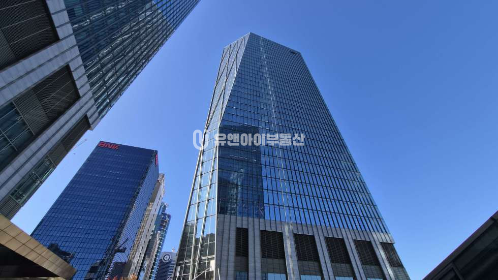 서울 영등포구 여의도동 투아이에프씨동 여의도 IFC몰 전용 128평 사무실 임대 월세 매물번호 11386 사진 1