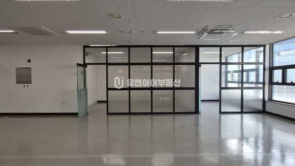 서울 강서구 마곡동 전용39평, 룸2, 탕비실 인테리어 월세 매물번호 10892 사진 4